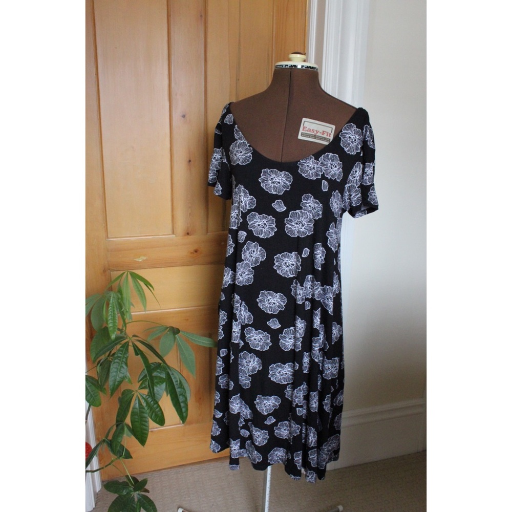 Stretchy Criss Cross Black&White Dress